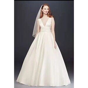Davids Bridal Wedding Dress NWT 10012599 sz 10 Satin with Veil  Ball gown formal